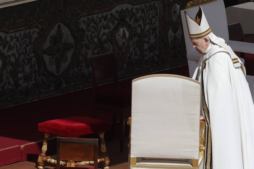 Papa, gençlerin ayaklarını yıkayıp öptü! Bakın neden... 22